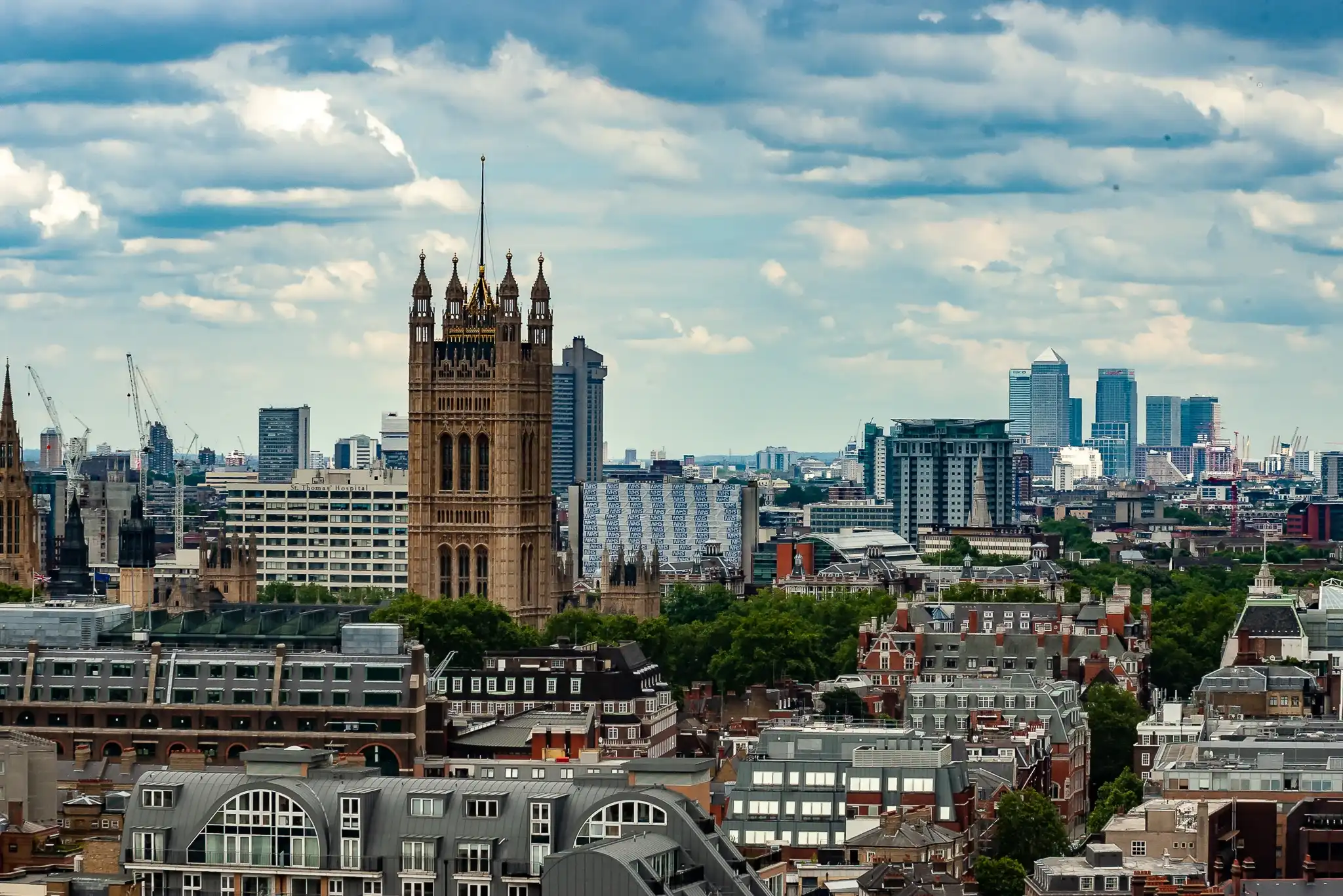 Panorama Londynu z London Eye — Victoria Tower i zieleń parku