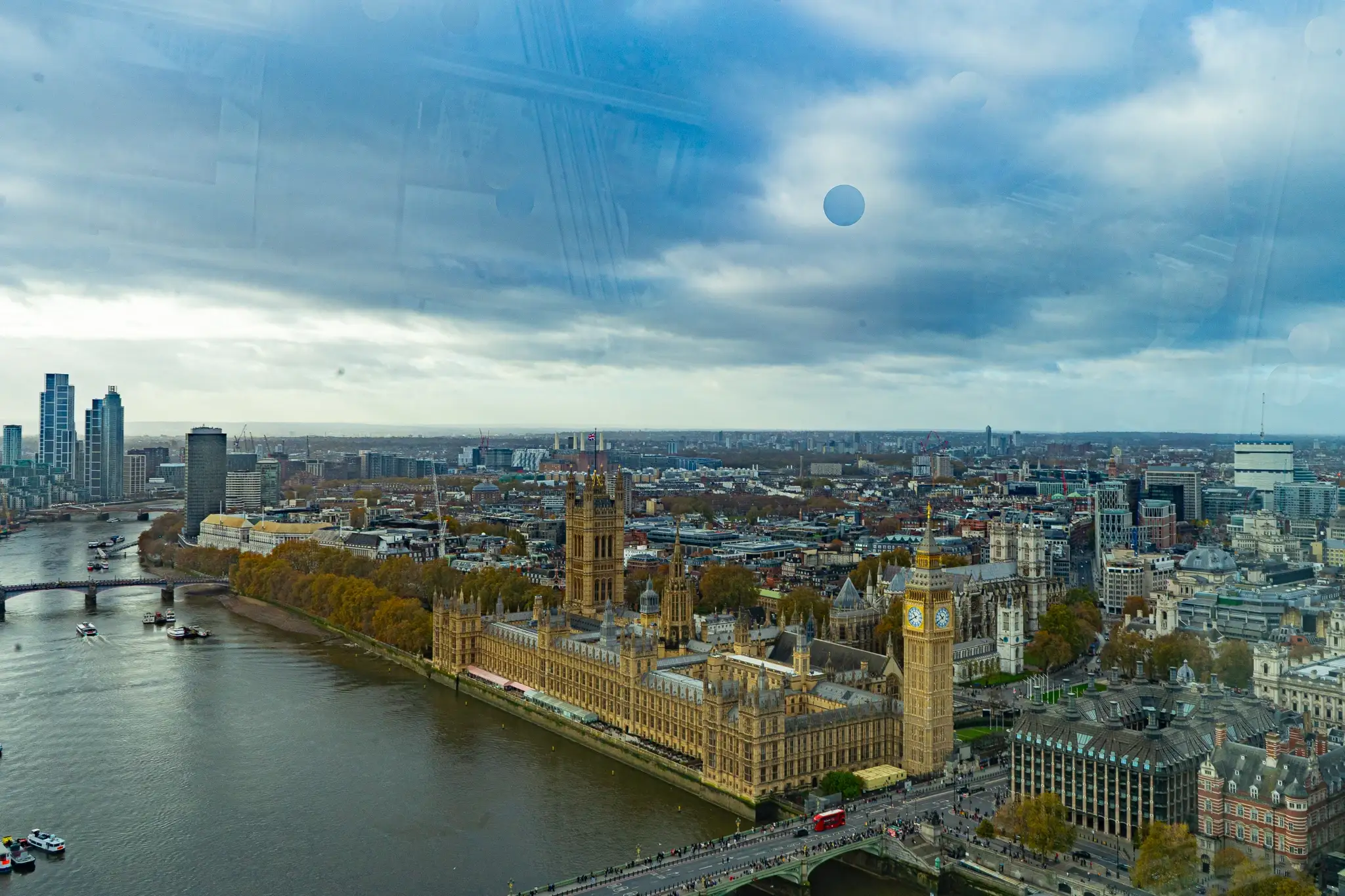 Panorama Londynu — Parlament, Big Ben i London Eye nad Tamizą