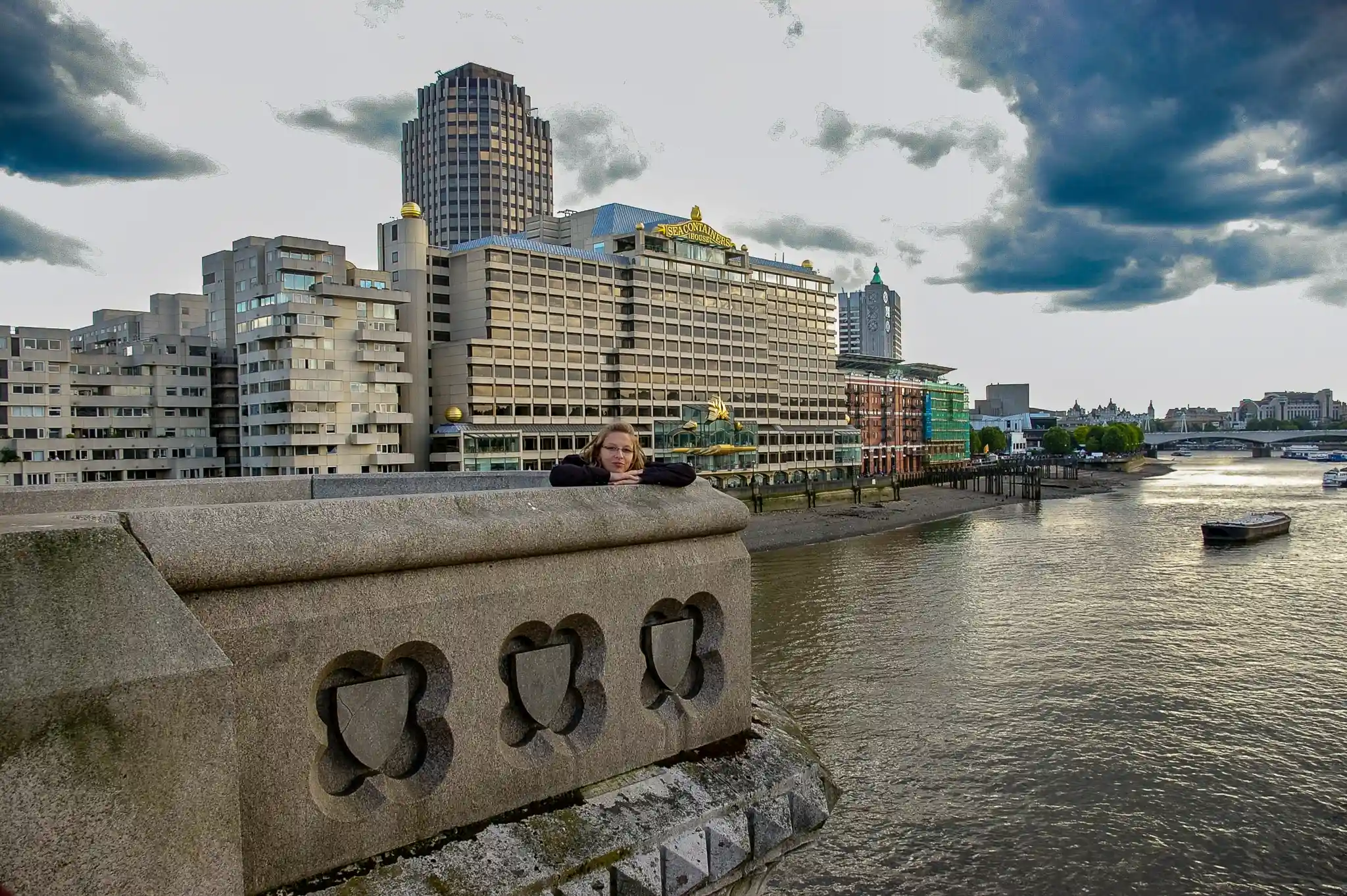 Most nad Tamizą i panorama Londynu widziana z South Bank