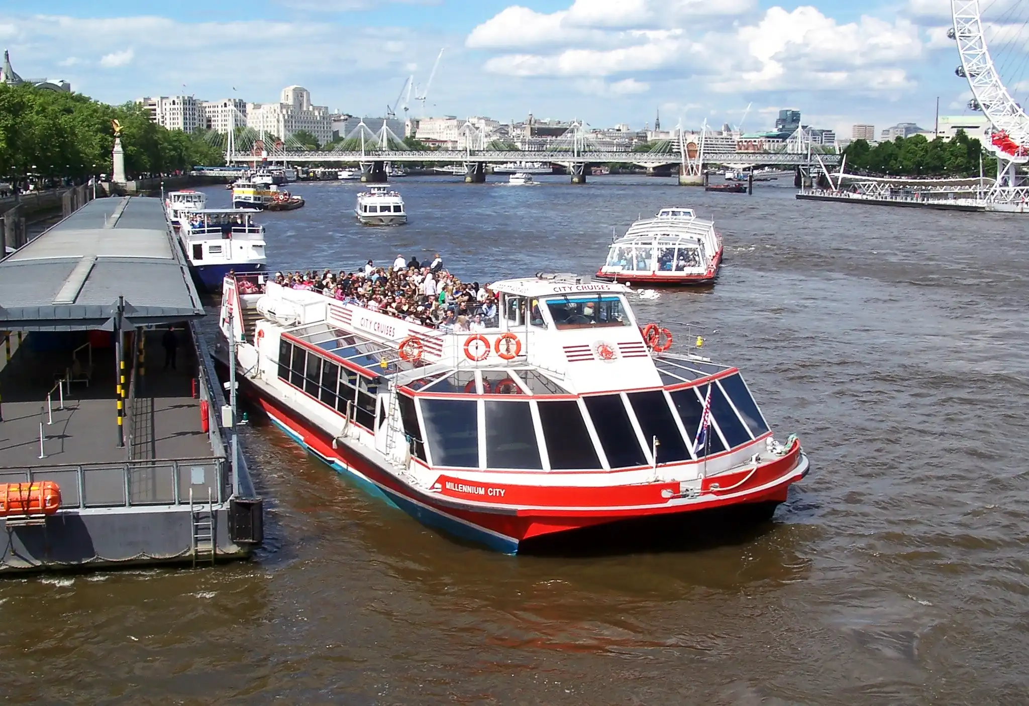 Statek wycieczkowy na Tamizie przy Westminster Pier z London Eye w tle
