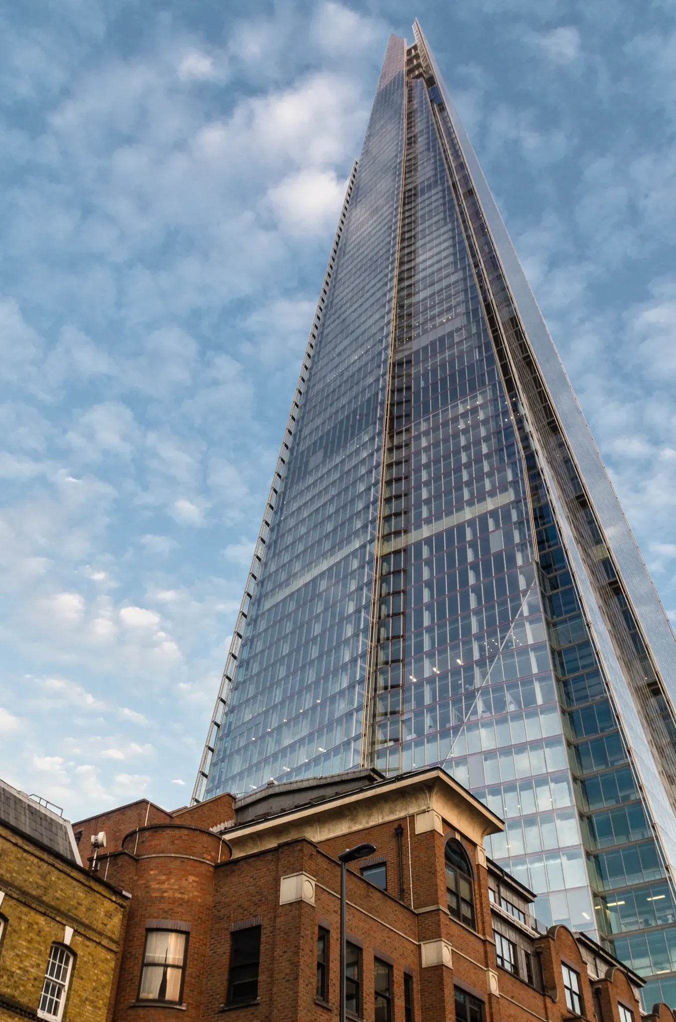 The Shard — szklany wieżowiec w Londynie widziany z dołu
