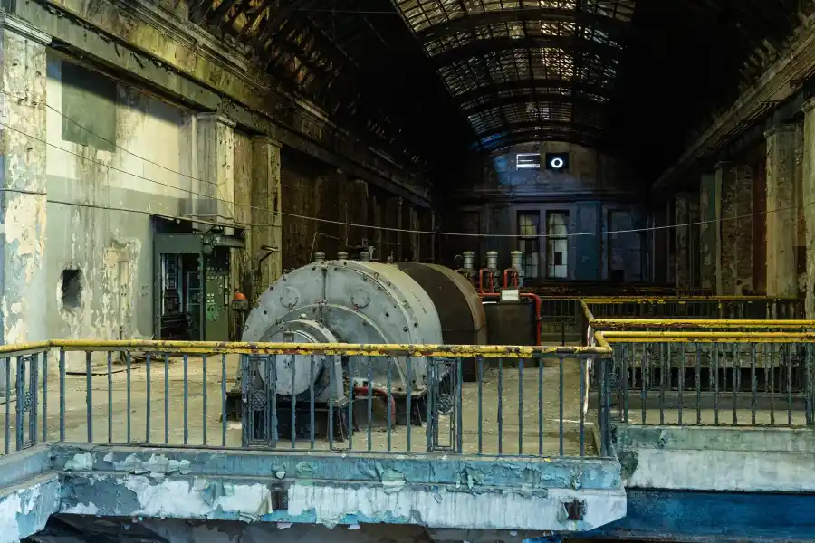 Perspektywa przez otw r w  cianie na industrialne wn trze elektrociep owni