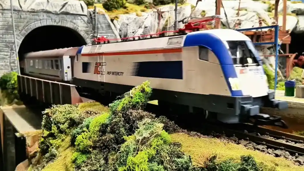Kolejkowo Gliwice pociag PKP Intercity w tunelu