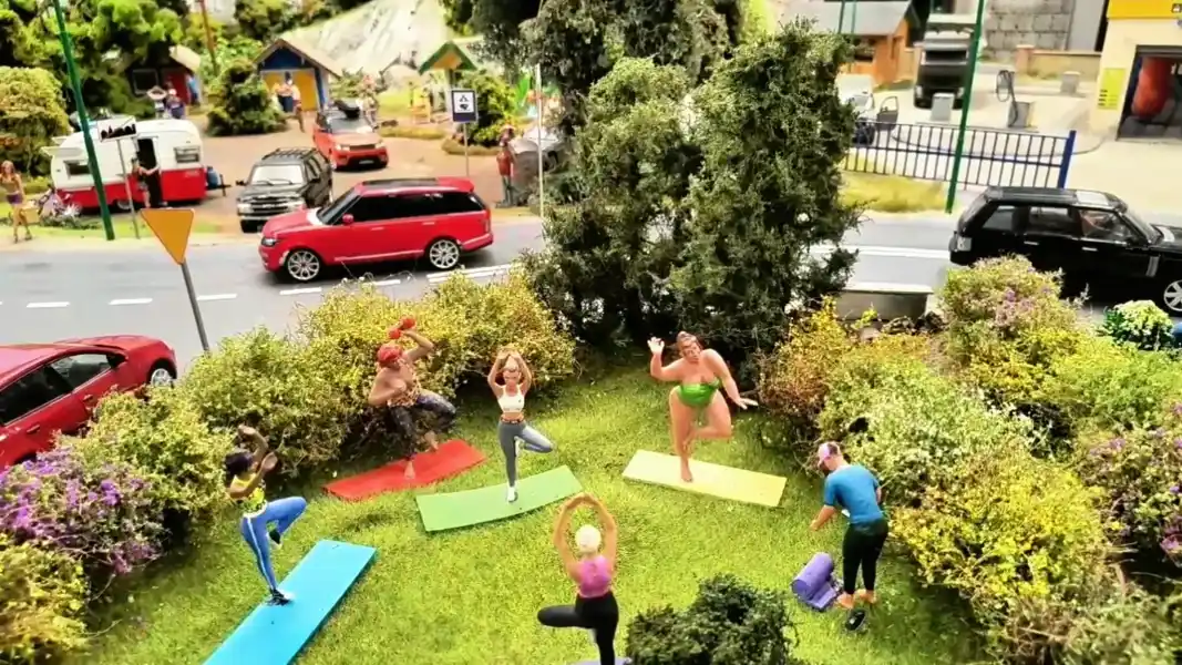 Plenerowa joga w miniaturowym miasteczku