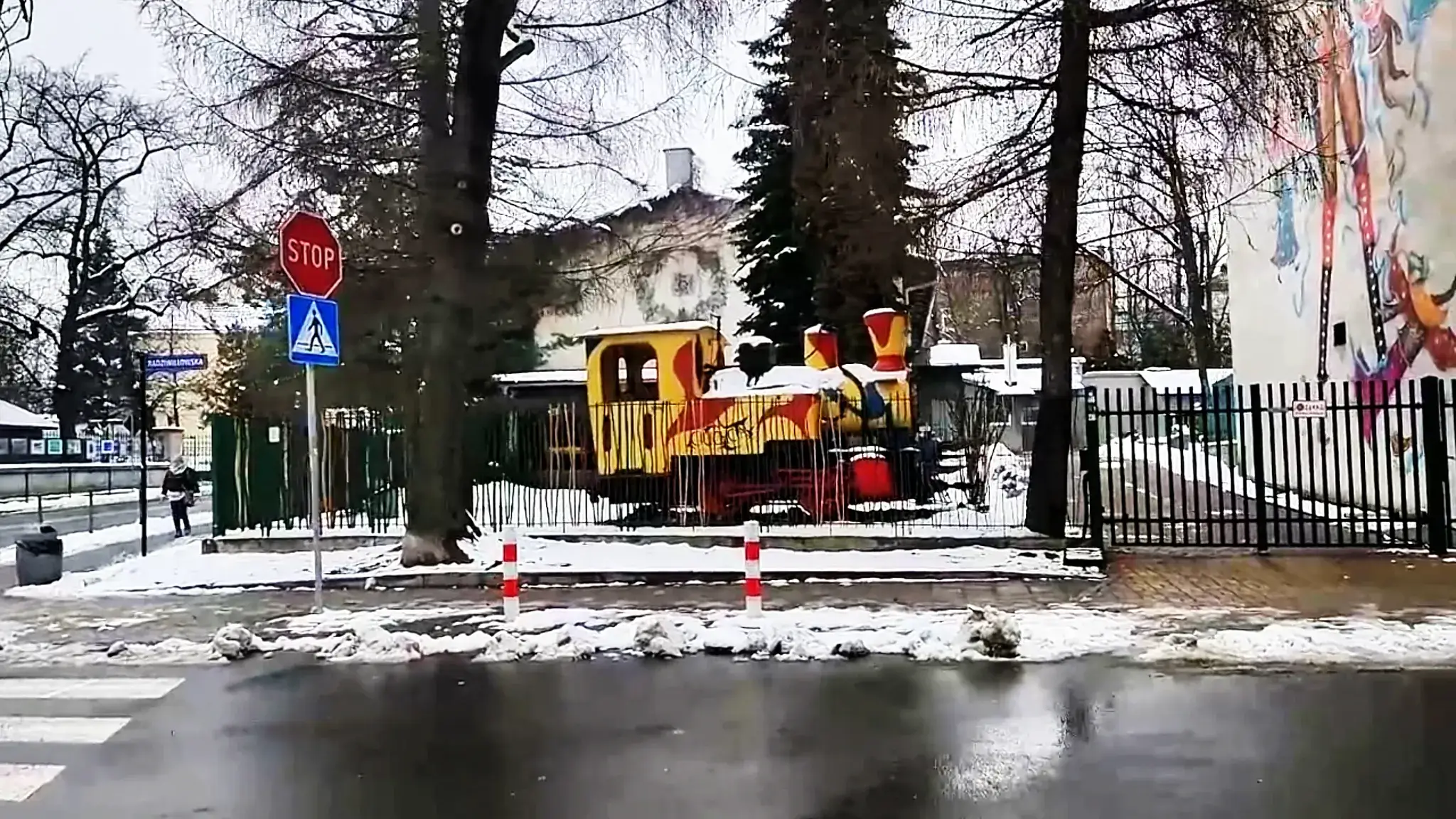 Zabytkowa lokomotywa przy ulicy Radziwiłłowskiej w Krakowie – pamiątka kolejki szpitalnej