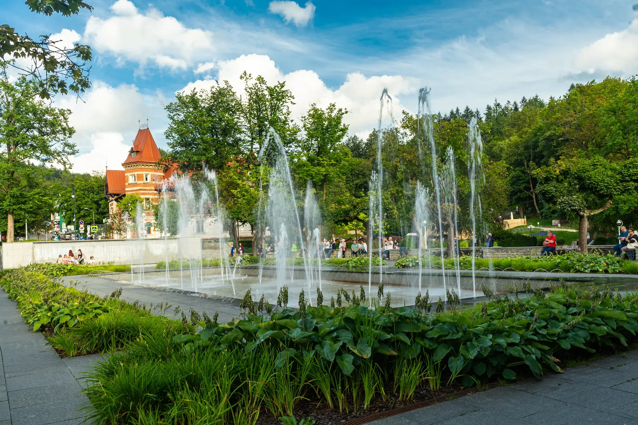 Tańczące Fontanny Krynica Pokaz tańczących fontann z kolorowym oświetleniem w Krynicy-Zdroju