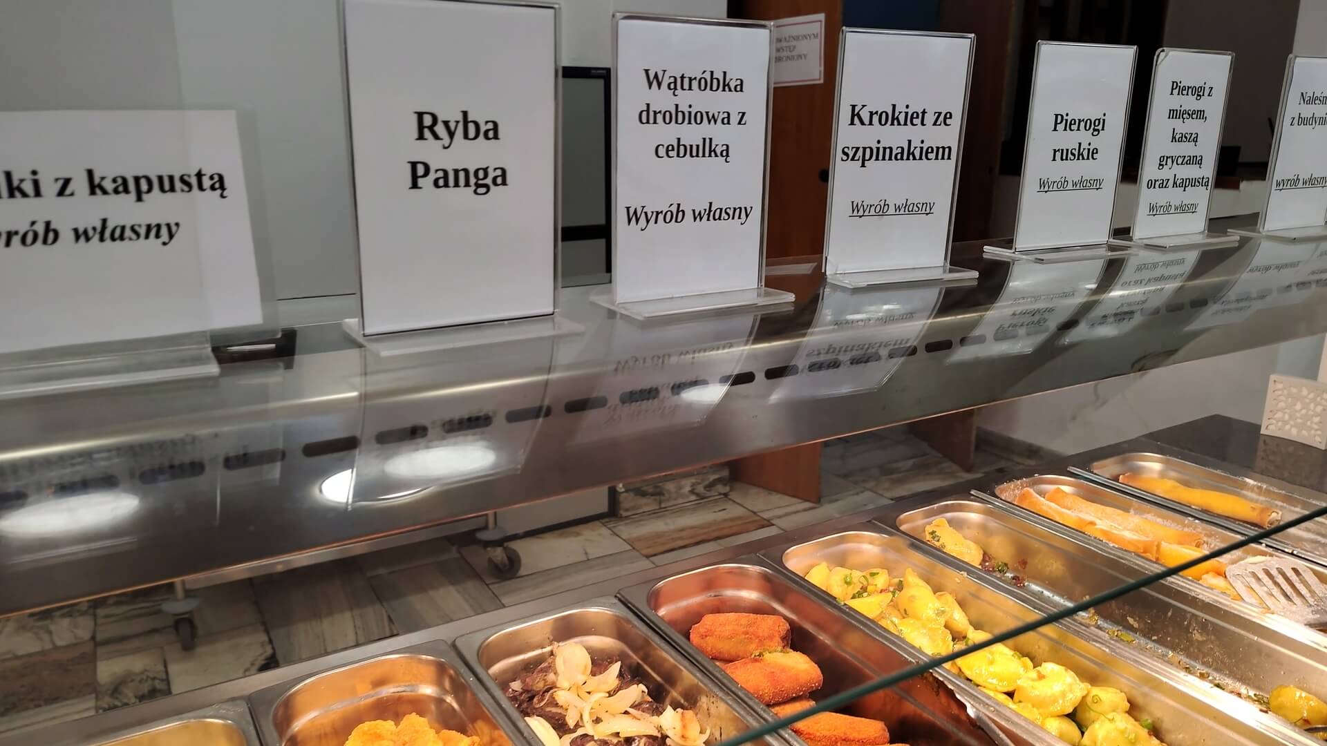 Lada z daniami na wagę w barze Jadłodajnia Halka w Szczawnicy
