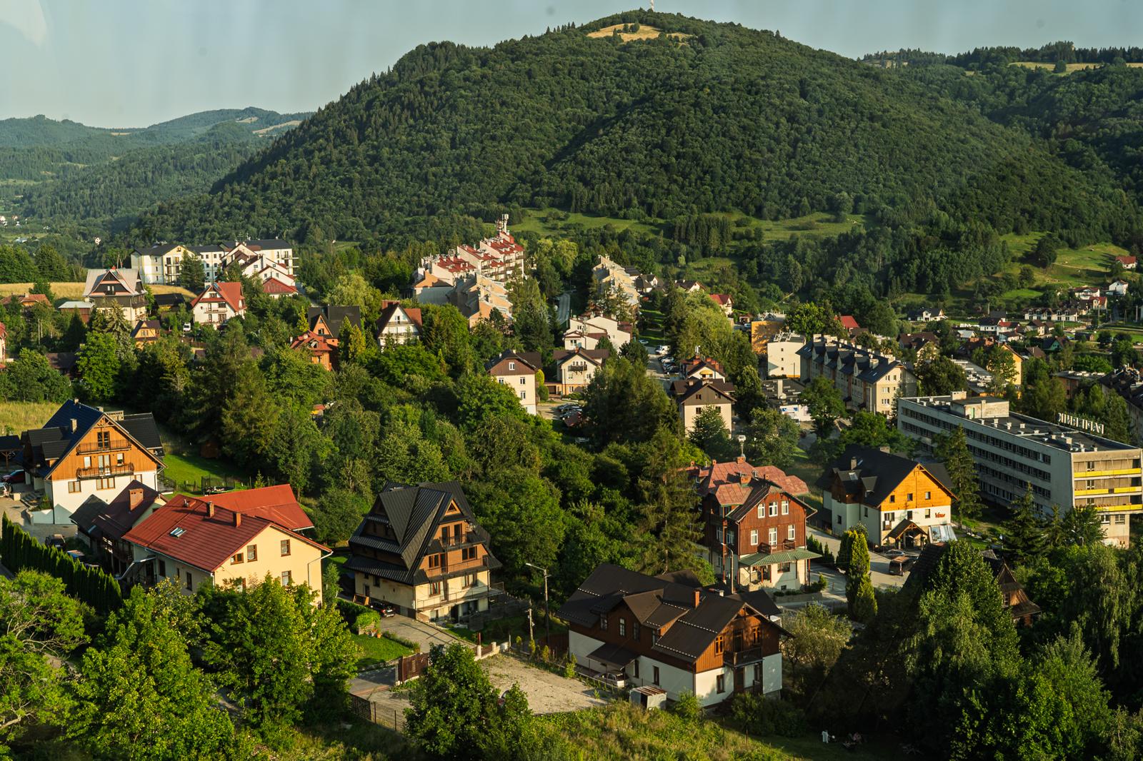 Panorama Szczawnicy z górującym wzgórzem, widok z hotelu Pieniny Grand