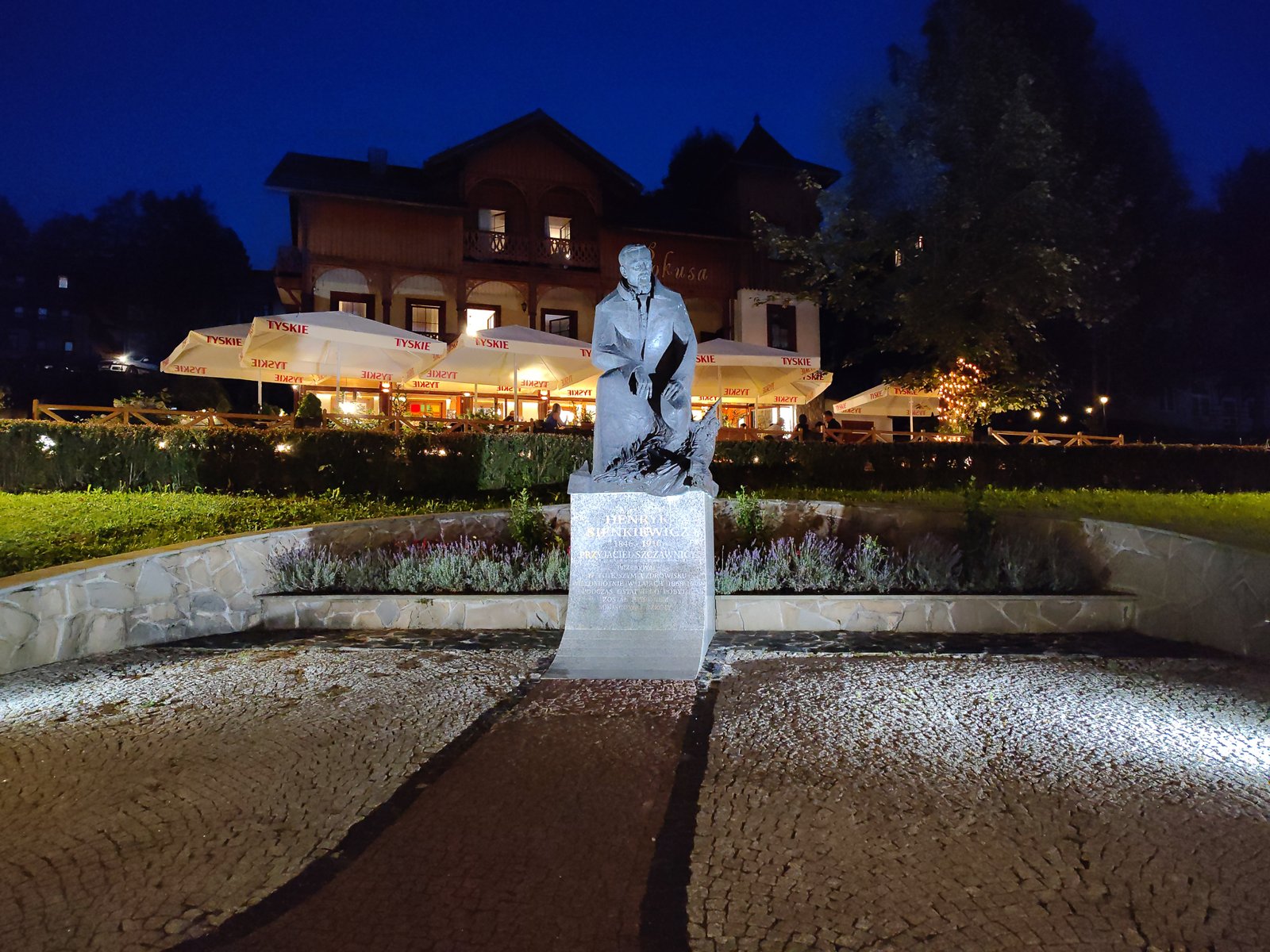 pomnik-sienkiewicza-szczawnica-noca