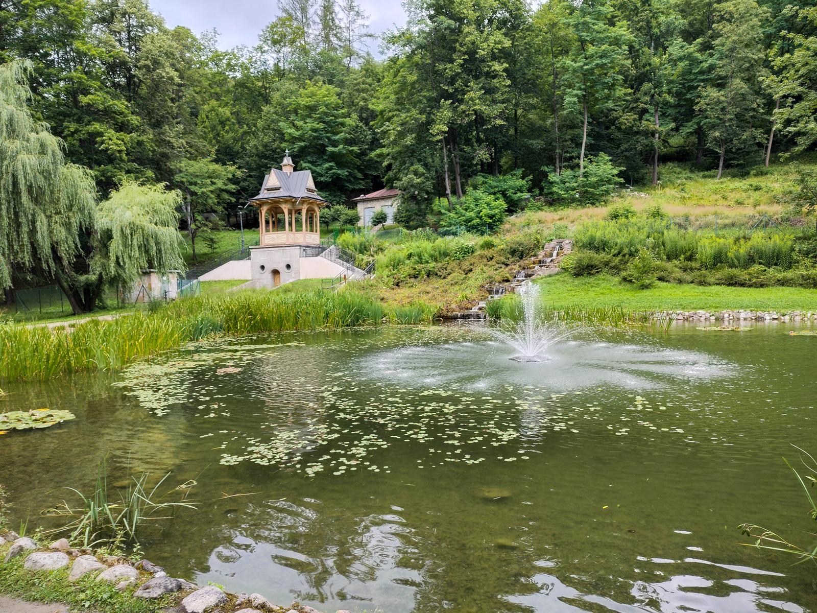 staw-fontanna-park-dolny-szczawnica